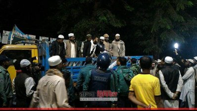 গেণ্ডারিয়ার ফরিদাবাদ মাদ্রাসা থেকে ট্রাকে চড়ে আসা মাদ্রাসা শিক্ষার্থীরা (ছবি: নাসিরুল ইসলাম)