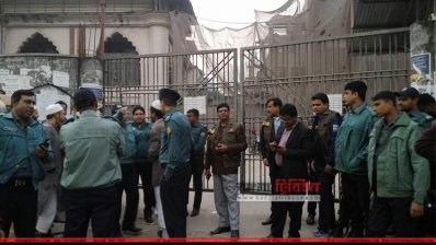 কাকরাইল মসজিদের মূল ফটকে আইনশৃঙ্খলা বাহিনীর সদস্যরা (ছবি-নাসিরুল ইসলাম)