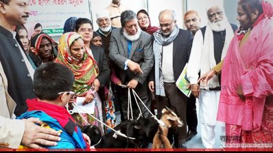 প্রতিবন্ধীদের মধ্যে ছাগল বিতরণ করছেন ফজলে রাব্বী মিয়া (ছবি- প্রতিনিধি)