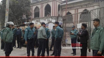 কাকরাইল মসজিদের মূল ফটকে আইনশৃঙ্খলা বাহিনীর সদস্যরা (ছবি-নাসিরুল ইসলাম)