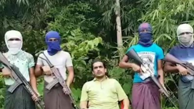 গত বছরের ২৪ আগস্ট রাখাইনে পুলিশ পোস্টে হামলার পর এক ভিডিও বার্তা প্রচার করে আরসা। (ছবি-সংগৃহীত)