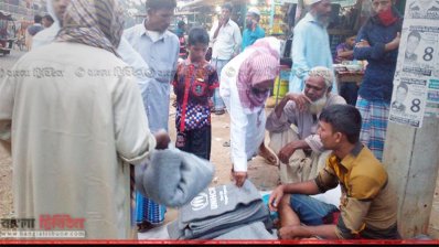 ত্রাণে পাওয়া কম্বল বিক্রি করছে রোহিঙ্গারা