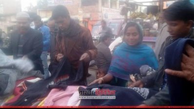 রাস্তার পাশের দোকানে বেড়েছে কেনাকাটা
