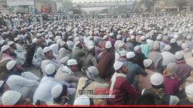মুসল্লিরা সড়কে অবস্থান করায় ছড়িয়ে পড়ছে যানজট