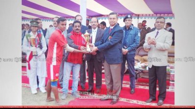 পুরস্কার তুলে দিচ্ছেন সেনাবাহিনীর প্রধান জেনারেল আবু বেলাল মোহাম্মদ শফিউল হক