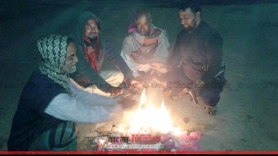 আগুন জ্বালিয়ে শরীরকে উষ্ণ রাখার চেষ্টা