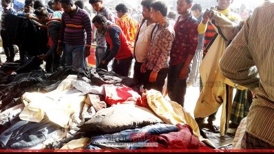 শীতের পোশাকের জন্য নিম্ন আয়ের মানুষরা ছুটছেন ফুটপাতে, পুরনো কাপড়ের দোকানে