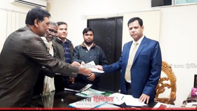 জেলা প্রশাসকের কাছে স্মারকলিপি হস্তান্তর করছে জেলা আইনজীবী সহকারী সমিতি