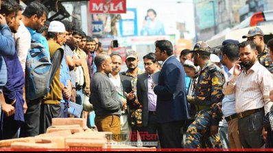 ফেনীতে ফুটপাত দখলমুক্ত করতে জেলা প্রশাসনের অভিযান