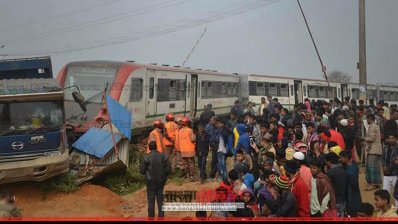 কুমিল্লায় ট্রাক-ট্রেন সংঘর্ষ