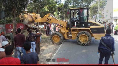 পিরোজপুরে রাস্তার পাশের অবৈধ স্থাপনা উচ্ছেদ অভিযান