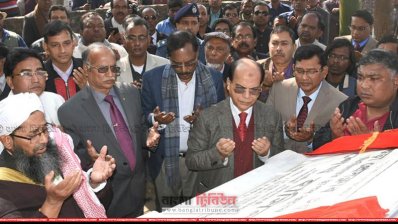 শনিবার দুপুরে বগুড়া প্রেস ক্লাবের ভিত্তি ফলক প্রতিস্থাপন শেষে দোয়া করেন প্রধানমন্ত্রীর তথ্য উপদেষ্টা ইকবাল সোবহান চৌধুরী ও উপস্থিত অন্যান্যরা
