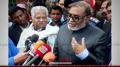 সাংবাদিকদের সঙ্গে কথা বলছেন আ ক ম মোজাম্মেল হক (ছবি- প্রতিনিধি)