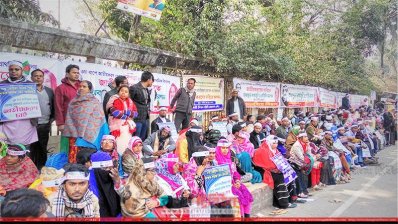 প্রেসক্লাবের সামনে কর্মসূচিতে বেসরকারি প্রাথমিক বিদ্যালয়ের শিক্ষকরা