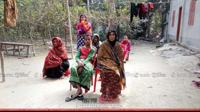 আলাউদ্দিনের পরিবারের সদস্যরা (ছবি- প্রতিনিধি)