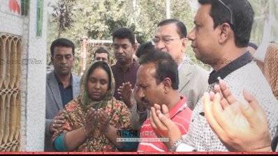 বাবার কবর জিয়ারত করেন মেয়র আইভী