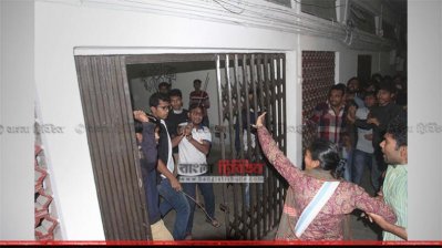 ঢাবিতে আন্দোলনরত শিক্ষার্থীদের ওপর মঙ্গলবার ছাত্রলীগের হামলার একটি দৃশ্য (ফাইল ছবি)