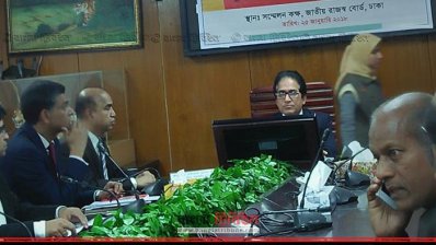 সংবাদ সম্মেলনে বক্তব্য রাখছেন এনবিআর চেয়ারম্যান মোশাররফ হোসেন ভূঁইয়া 