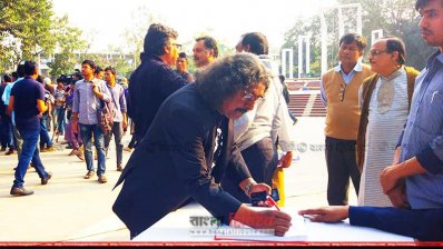 শওকত আলীকে শ্রদ্ধা জানিয়ে শোক বইয়ে লিখছেন সংগীতশিল্পী ফকির আলমগীর