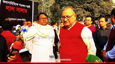 শওকত আলীকে শ্রদ্ধা জানাতে উপস্থিত হয়েছিলেন ডাকসুর সাবেক ভিপি মুজাহিদুল ইসলাম সেলিম
