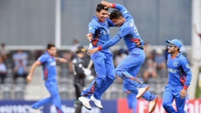 উইকেট নেওয়ার পর মুজিবের (ডানে) উল্লাস