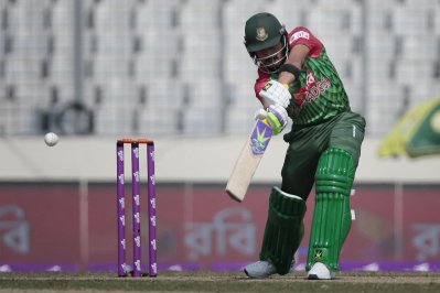 ৩ উইকেট হারিয়ে চাপে বাংলাদেশ