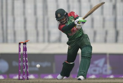 লাকমলের কাছে বোল্ড এনামুল। পরের ব্যাটসম্যানরাও বড় জুটি গড়তে ব্যর্থ হয়েছেন