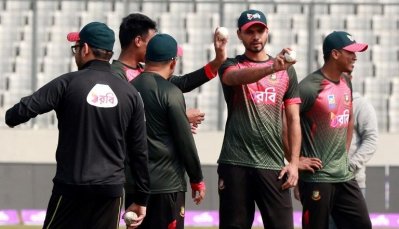 অনুশীলনে অধিনায়ক মাশরাফি যখন &lsquo;শিক্ষক&rsquo;। ছবি-বিসিবি