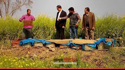 সাংবাদিকদের সঙ্গে কথা বলছেন মৌ চাষি জানারুল ইসলাম
