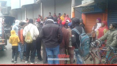 ছয় তলা ভবন থেকে পড়ে ভারতীয় নাগরিকের মৃত্যুর পর স্থানীয়দের ভিড়