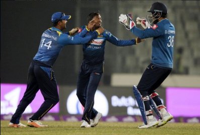 হ্যাটট্রিকের পর মাদুশানকাকে ঘিরে সতীর্থদের উল্লাস