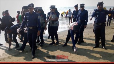 কক্সবাজার সমুদ্র সৈকত পরিষ্কার করছেন ট্যুরিস্ট পুলিশ সদস্যরা