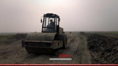 ফসল রক্ষা বাঁধ নির্মাণ করা হচ্ছে কিশোরগঞ্জের হাওরে