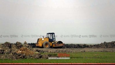 ফসল রক্ষা বাঁধ নির্মাণ করা হচ্ছে কিশোরগঞ্জের হাওরে