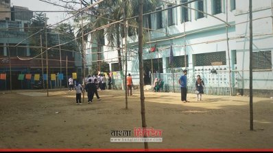 রহমতুল্লাহ মডেল হাই স্কুলের মাঠে খেলছে শিক্ষার্থীরা