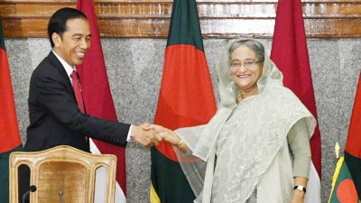 প্রধানমন্ত্রী শেখ হাসিনার সঙ্গে হাত মেলাচ্ছেন সফররত ইন্দোনেশিয়ার প্রেসিডেন্ট জোকো উইদোদো (ছবি- ফোকাস বাংলা)