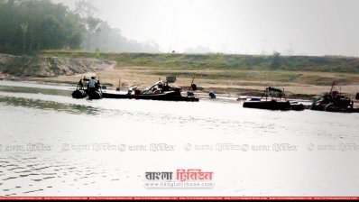 বাঙালি নদী থেকে অবৈধভাবে বালু তোলা হচ্ছে