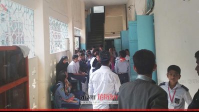 রহমতুল্লাহ মডেল হাই স্কুলে শিক্ষার্থীদের জটলা