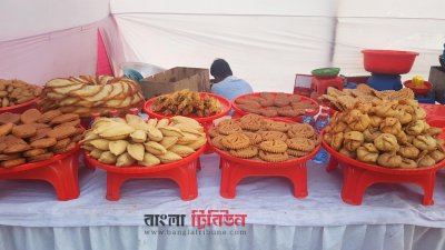 বাহারি পিঠা পাওয়া যাচ্ছে উৎসবে 