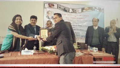 রবিবার বিএসএমএমইউ-এ অ্যানাটমি রেসিডেন্টদের অধ্যাপক মো. হারুন আর রশীদ মেরিট এওয়ার্ড প্রদান করেন বিশ্ববিদ্যালয়টির উপাচার্য অধ্যাপক ডা. কামরুল হাসান খান।