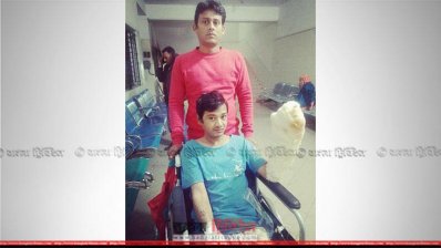 এক হাতের অপারেশনের পর আবুল বাজানদার