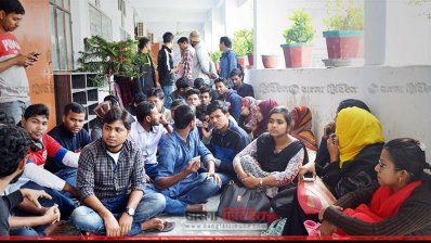রাবি রাষ্ট্রবিজ্ঞান বিভাগের সেমিনার কক্ষের সামনে শিক্ষার্থীদের আন্দোলন