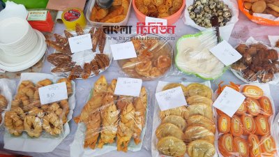 চলছে পিঠা উৎসব