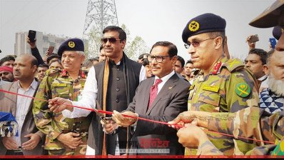 মন্ত্রী দুটি ক্ষতিগ্রস্ত সেতুর পুনঃনির্মাণ ও সংস্কার (ডাইভারশন) প্রকল্পের উদ্বোধন করছেন