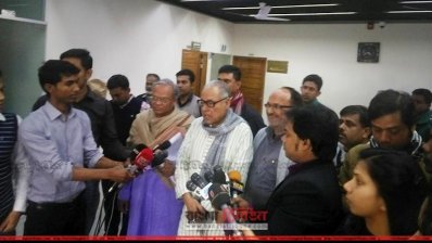 সাংবাদিকদের সঙ্গে কথা বলছেন নজরুল ইসলাম খান