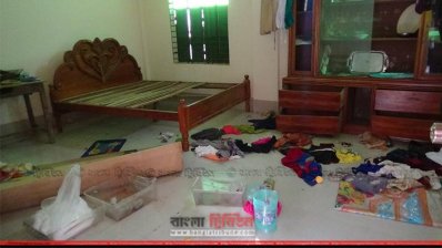 ঘরে ভাঙচুর