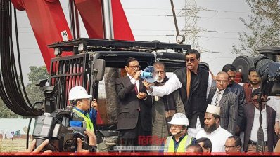 সাংবাদিকদের প্রশ্নের জবাব দিচ্ছেন সেতুমন্ত্রী