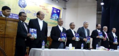 &lsquo;জনস্বার্থ মামলার রায়&rsquo; বইয়ের মোড়ক উন্মোচন অনুষ্ঠানে লেখক ও অতিথিরা (ছবি: সংগৃহীত)