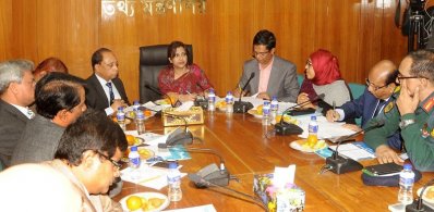 মতবিনিময় সভায় তথ্য প্রতিমন্ত্রী তারানা হালিম ও অন্যান্যরা (ছবি: সংগৃহীত)