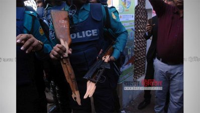 হামলায় ভেঙে যায় পুলিশের রাইফেল বাট (ছবি: নাসিরুল ইসলাম)